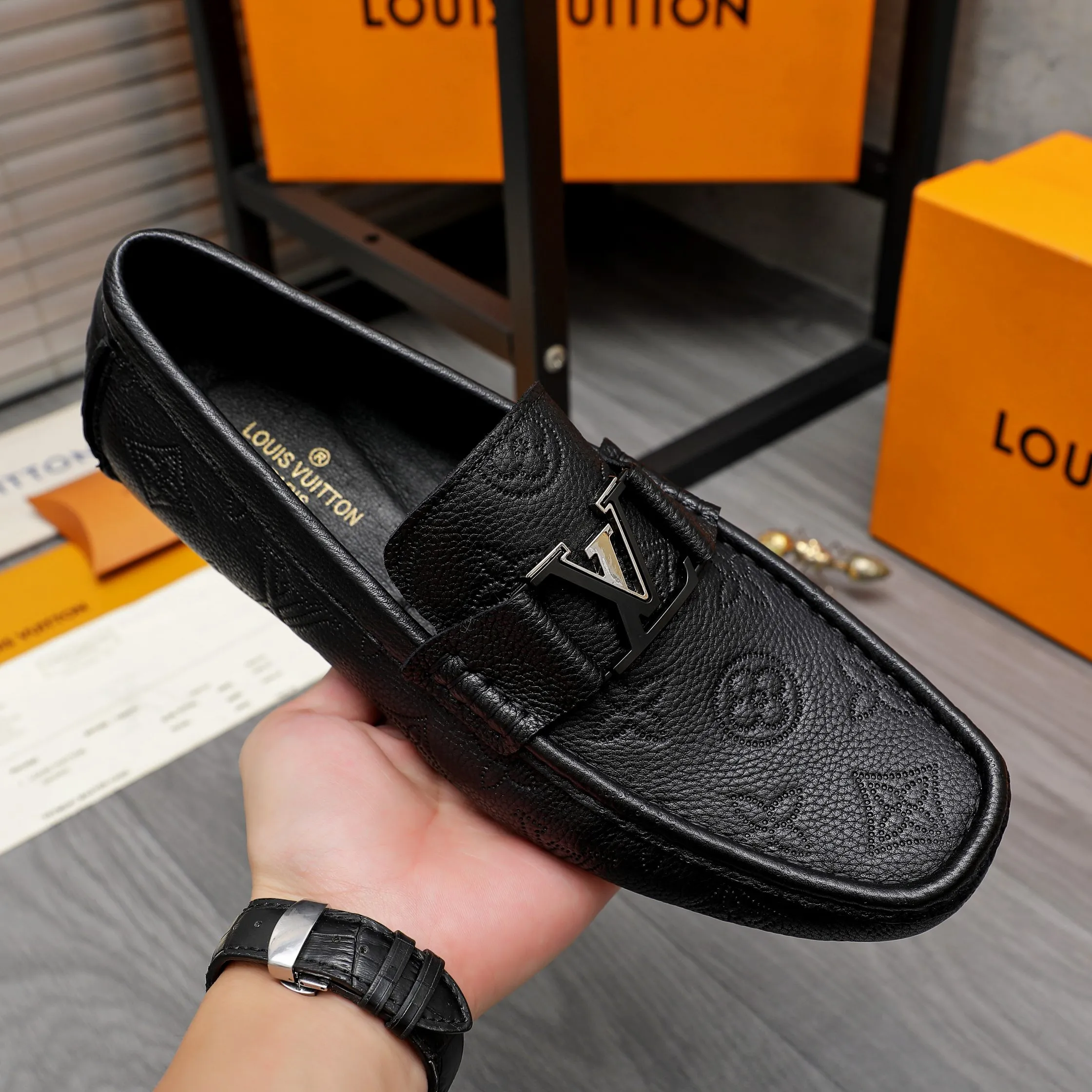 Men's shoes 💰400 Product trademark: LV "Louis Vuitton" business slip-on leather shoes Regular size: 38-45 (45 is custom-made and non-returnable) Product materials: Selected high-quality cowhide embossed upper, pigskin lining, rubber outsole